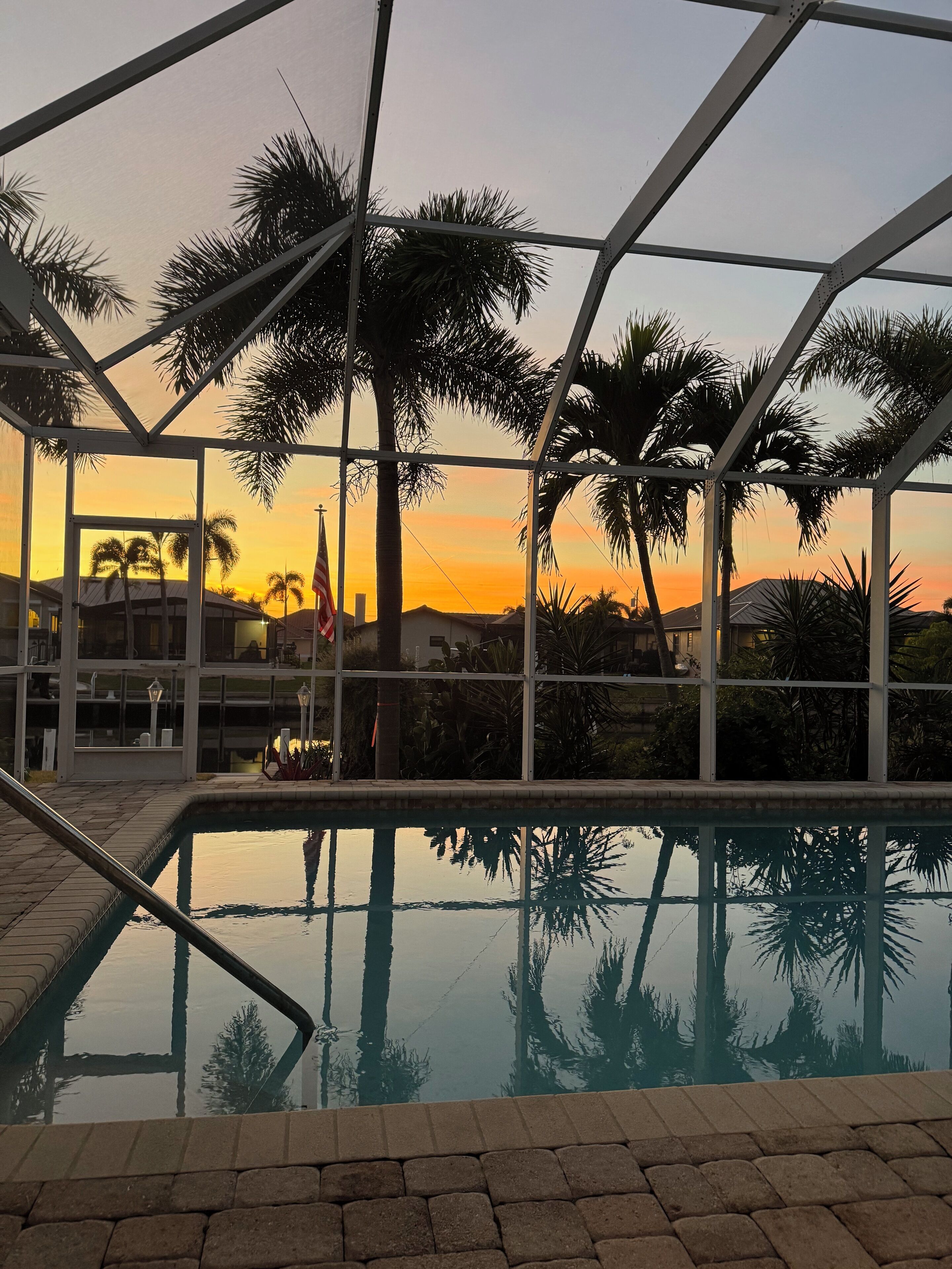 Una piscina al aire libre, una piscina climatizada