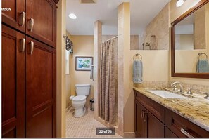 Een douche, een haardroger, een bidet, handdoeken