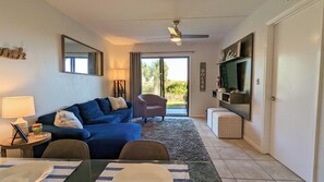 Apartment, Mehrere Betten, Poolzugang, Poolblick (Cool Waves Oceanfront Retreat) | Wohnbereich