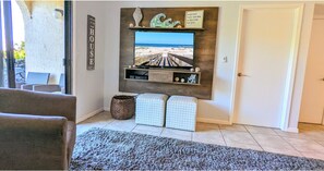 Apartment, Mehrere Betten, Poolzugang, Poolblick (Cool Waves Oceanfront Retreat) | Wohnbereich