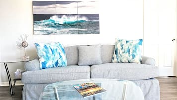 Condo, nhiều giường, sân hiên, quang cảnh biển (Wave Watch) | Khu phòng khách