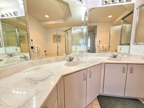 Appartamento, letti multipli, patio, vista oceano (Wave Watch) | Bagno | Asciugamani