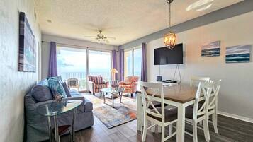 Condo, nhiều giường, sân hiên, quang cảnh biển (Wave Watch) | Khu phòng khách