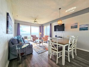 Condo, nhiều giường, sân hiên, quang cảnh biển (Wave Watch) | Khu phòng khách