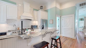 Cottage, Multiple Beds, Pool Access, City View (True Knot Cottage) | Private kitchen