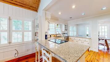 House, Multiple Beds, Pool Access, Garden View (Three Kings) | Private kitchen