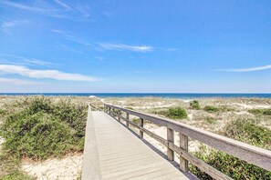 Beach nearby - Completely Renovated Oceanfront Condo W/washer/dryer & Shared Pool/tennis (Fernandina Beach)
