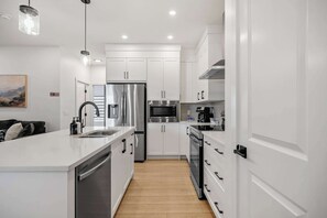 冰箱、微波炉、烤箱、炉灶