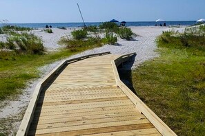 Beach nearby - Beach Cottage With Private Pool & Spa, Ocean Views, & Shared Pool Access (St. Simons Island)