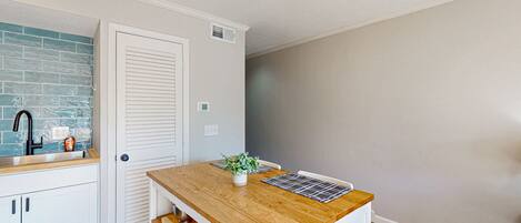 Condo, 1 cama King size y sofá cama, acceso a la alberca, vista a la alberca (Cottage Pearl) | Cocina privada