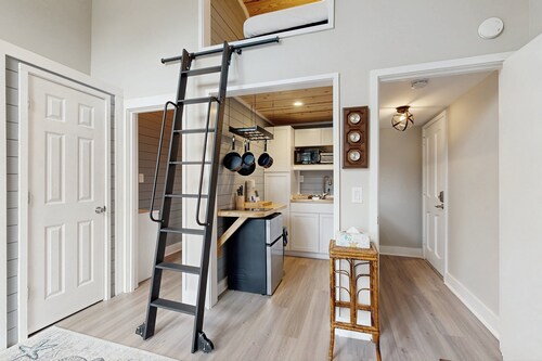 Charming Island Condo With Loft, Full Kitchen, Deck & Turtle Feeding Stations