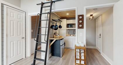 Charming Island Condo With Loft, Full Kitchen, Deck & Turtle Feeding Stations