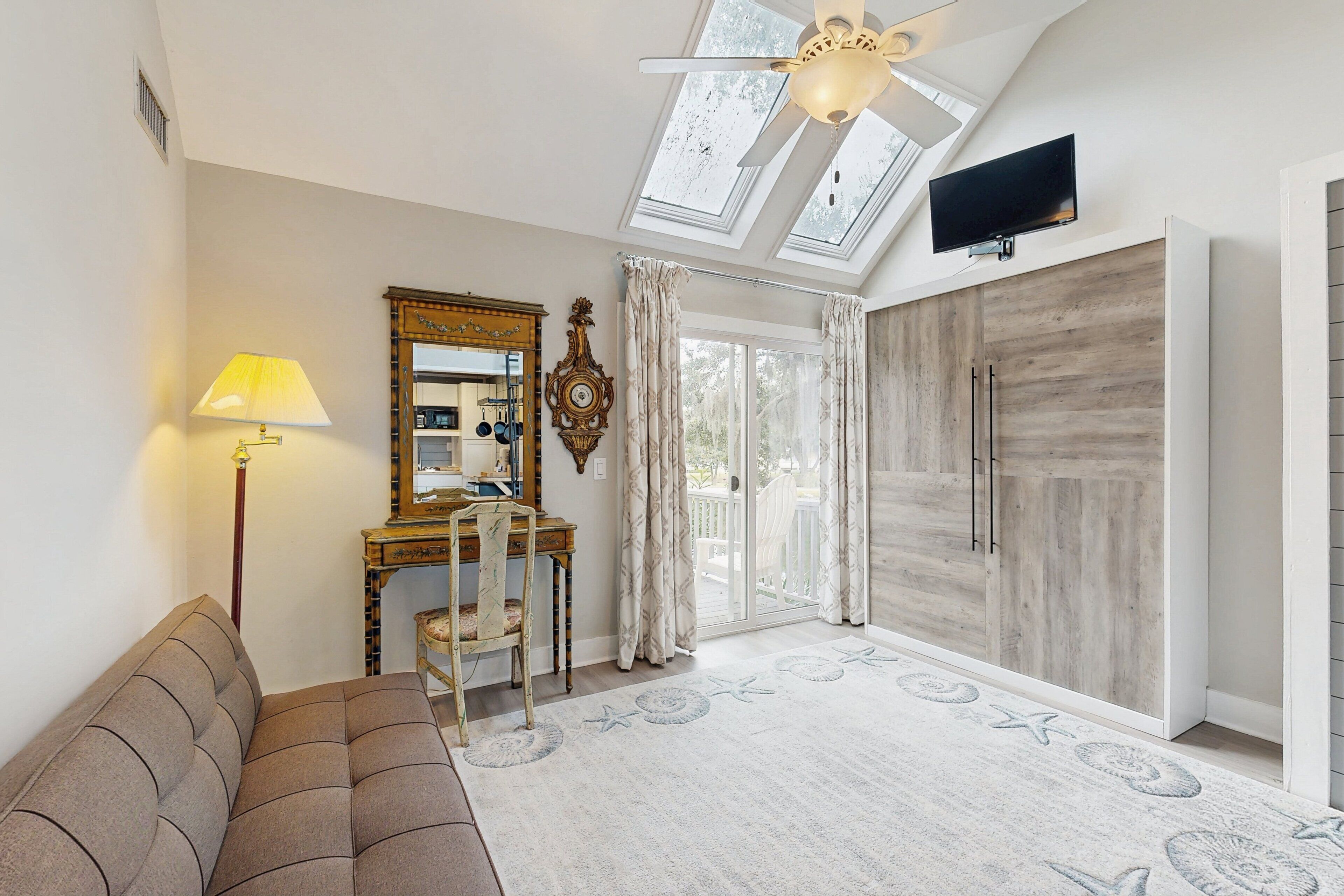 شقة - عدة أسرّة - برواق (669 N Golf Villas (Unit A)) | 1 غرفة نوم وبديكورات فريدة لكل غرفة وطراز فريد لكل وحدة وملاءات أسرّة