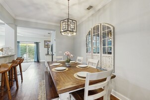 Casa, varias camas, patio, vistas a la piscina (St Simons Serenity) | 3 dormitorios, decoración individual, mobiliario individual