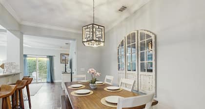 Charming Southern Townhouse W/enclosed Yard & Access to Community Pool