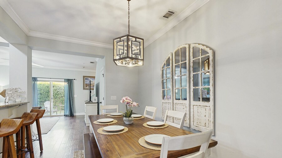 Charming Southern Townhouse W/enclosed Yard & Access to Community Pool