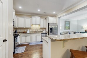 Casa, varias camas, patio, vistas a la piscina (St Simons Serenity) | Cocina privada