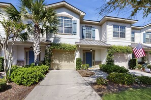 Exterior - Charming Southern Townhouse W/enclosed Yard & Access to Community Pool (St. Simons Island)