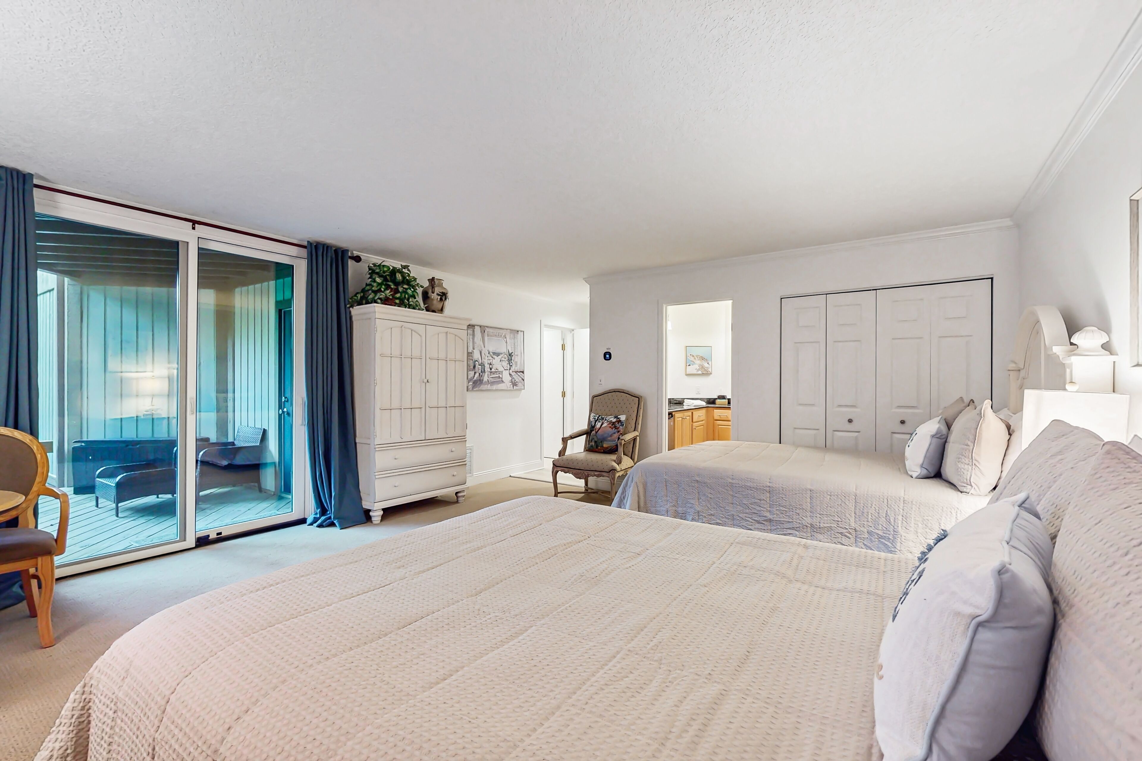 公寓式客房, 2 张大床, 使用泳池, 花园景观 (1 Bedroom Queen Studio - Courtside) | 1 多间卧室、特色装修、特色家居
