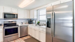 Condo, Berbilang Katil, Balcony, Beach View (Tranquil Vista) | Dapur peribadi