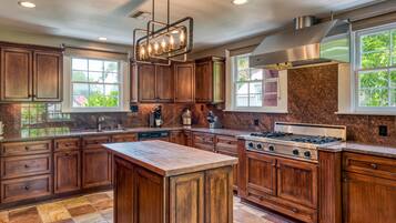 Apartment, Multiple Beds, Balcony, Garden View (52 St George) | Private kitchen