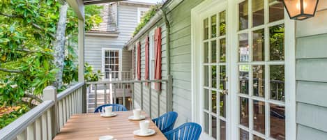 Apartamento, várias camas, sacada, vista para o jardim (52 St George) | Opções para refeição ao ar livre