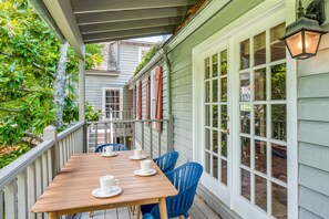 Apartamento, várias camas, sacada, vista para o jardim (52 St George) | Opções para refeição ao ar livre