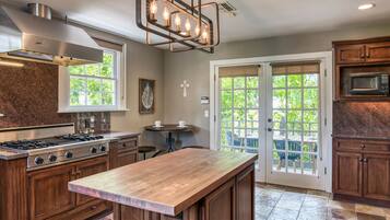 Apartamento, várias camas, sacada, vista para o jardim (52 St George) | Cozinha privada