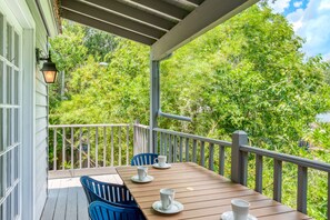 Outdoor dining - Colonial Quarter Hideaway With Modern Comforts & Balcony - Near the Beach (St. Augustine)