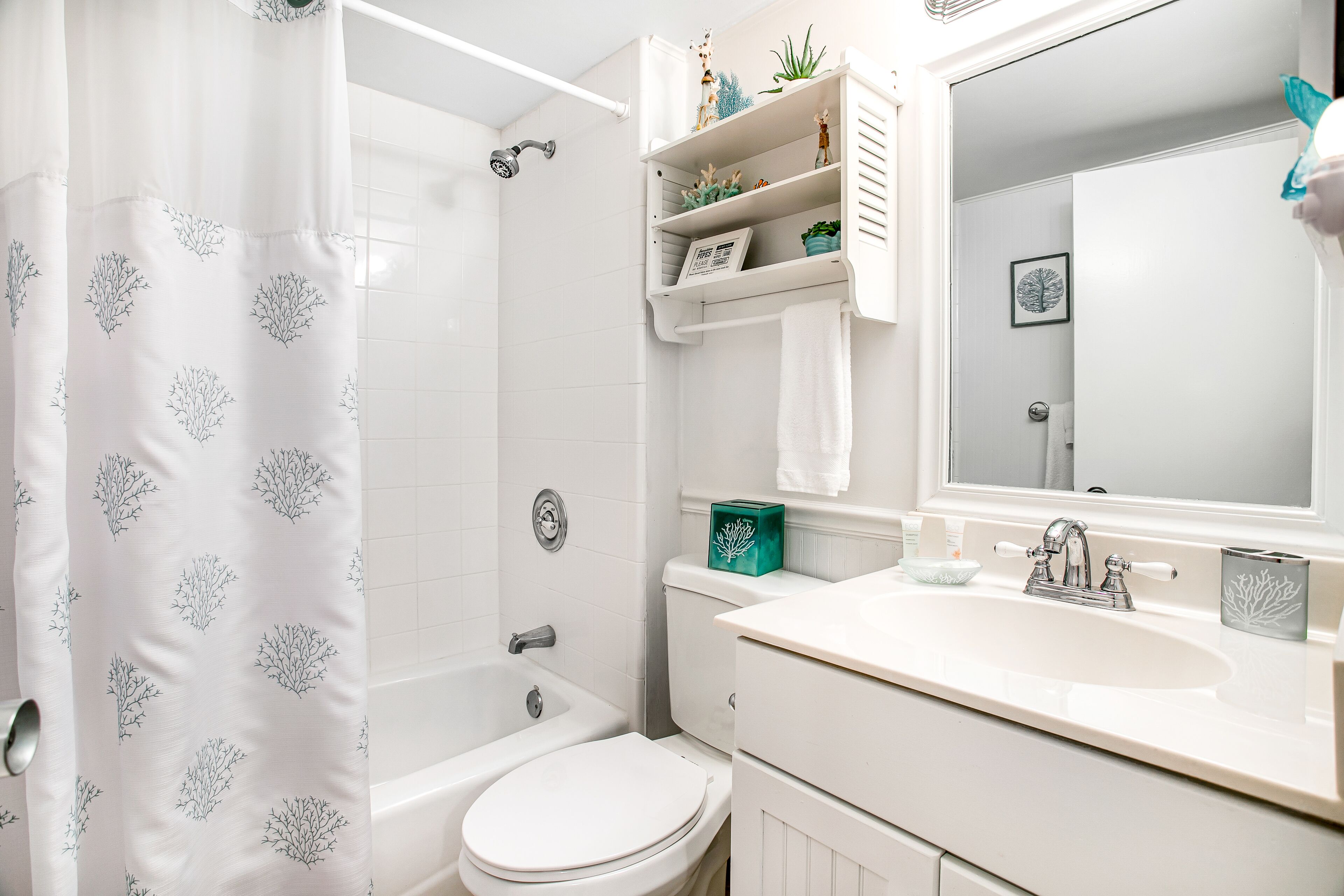 Un baño con bañera, inodoro y lavamanos.