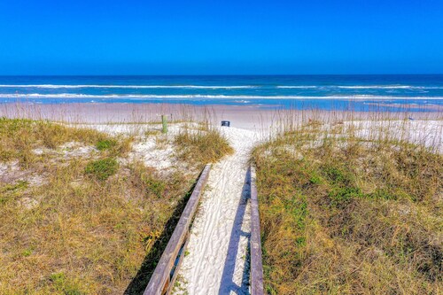 Beachside Snowbird Escape With Fenced Yard & Washer/dryer - Walk to Beach Access