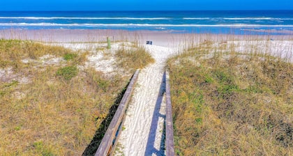 Beachside Snowbird Escape With Fenced Yard & Washer/dryer - Walk to Beach Access