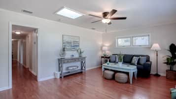 House, Multiple Beds, Kitchen, Garden View (Coram's Corner) | Living area