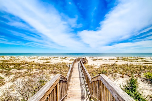 Clean & Cozy Home With Oceanfront Views, Shared Pool, Free Wifi, Central AC