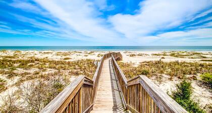 Clean & Cozy Home With Oceanfront Views, Shared Pool, Free Wifi, Central AC