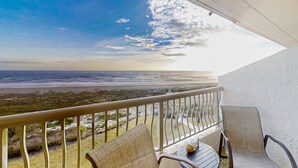Un balcone con vista sulla spiaggia e sull'oceano.