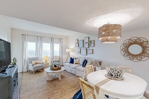 Appart'hôtel, plusieurs lits, balcon, vue plage (306 Sandcastles) | Coin séjour