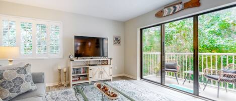 Condo, Plusieurs lits, patio, vue sur le jardin (2065 Beach Wood) | Aire de séjour