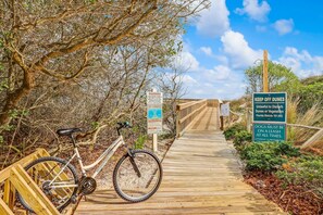 Bicycling - Dog-friendly Beach Wood Villa Across the Street From the Beach With Pool (Fernandina Beach)