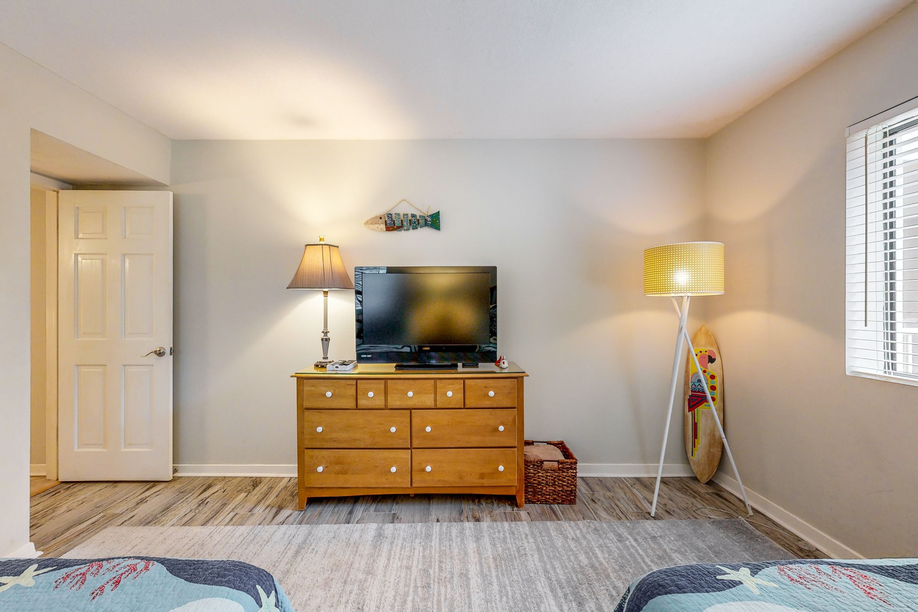 Huoneisto, useita sänkyjä, patio, näköala puutarhaan (2065 Beach Wood) | 2 makuuhuonetta, yksilöllisesti sisustettu, yksilöllisesti kalustettu