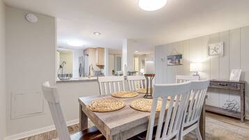 Leilighet, flere senger, terrasse, hageutsikt (2065 Beach Wood) | 2 soverom, individuelt dekorert, individuelt innredet og sengetøy