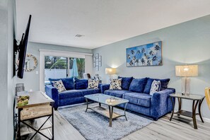 Nhà, nhiều giường, sân hiên, quang cảnh vườn (Bradmore Casita A) | Khu phòng khách