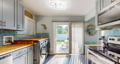 Charming Home Near Beach & Golf With Central AC & Patio - Dog-friendly