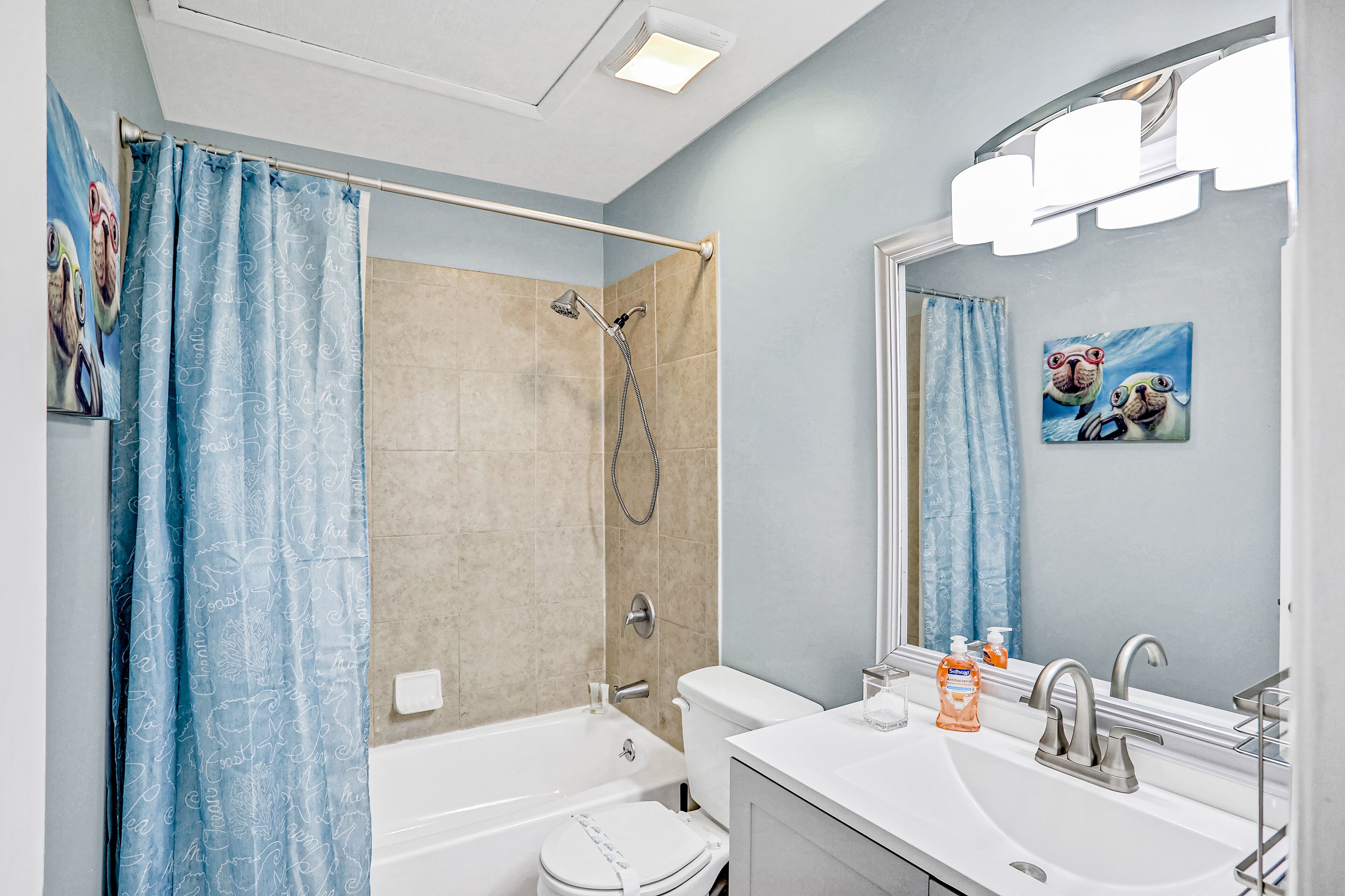 Un baño con bañera, inodoro y lavamanos.