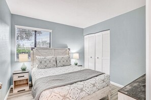 Nhà, nhiều giường, sân hiên, quang cảnh vườn (Bradmore Casita A) | 3 phòng ngủ, trang trí khác biệt 