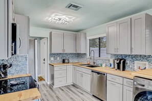 Nhà, nhiều giường, sân hiên, quang cảnh vườn (Bradmore Casita A) | Bếp riêng