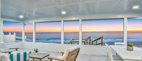 Casa de campo, várias camas, varanda, vista para a praia (Seaside Hideaway) | Opções para refeição ao ar livre