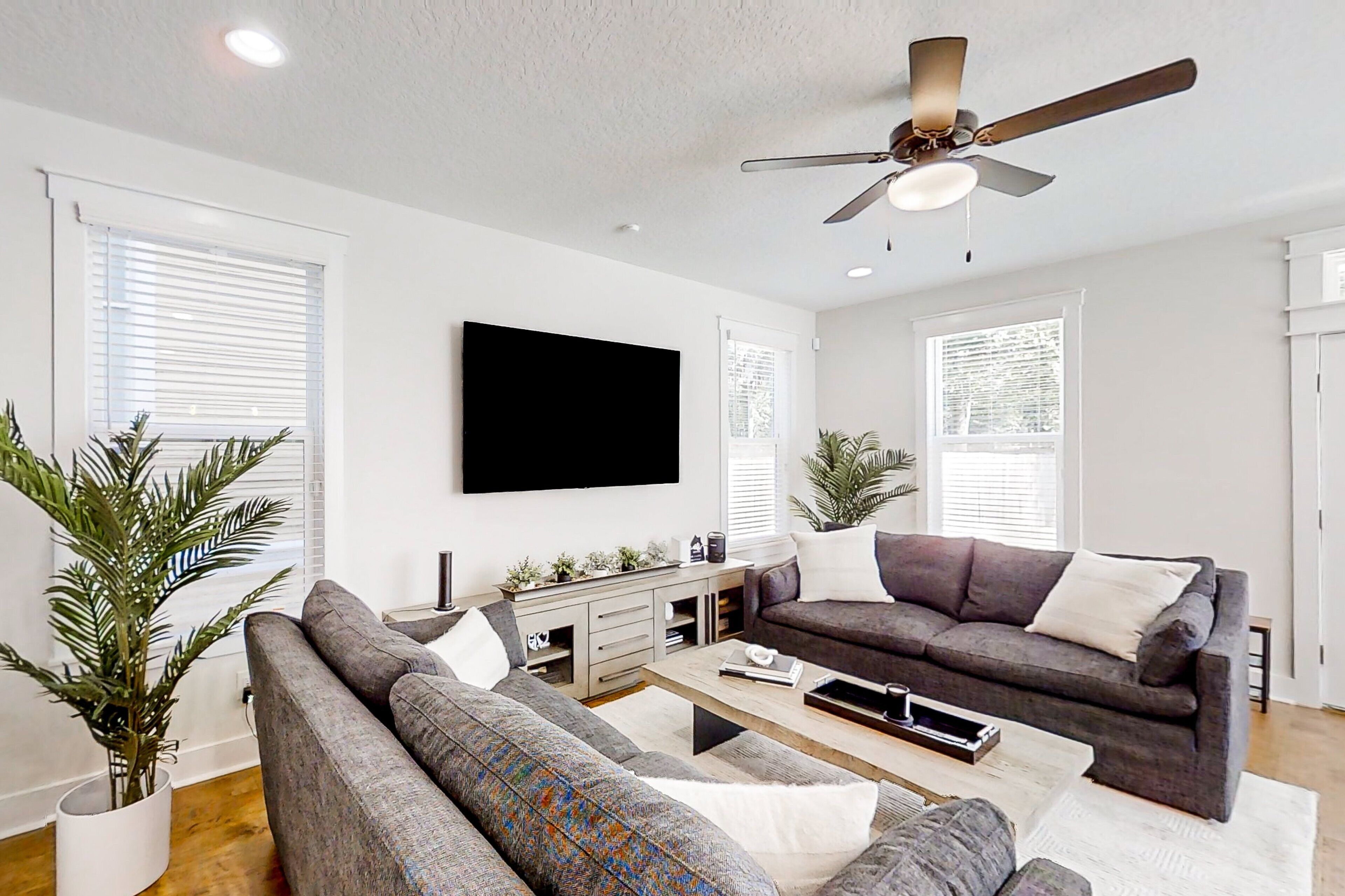 House, Multiple Beds, Kitchen, Ocean View (Liberty Manor) | Living area