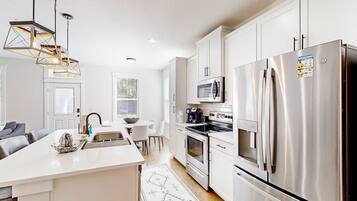 House, Multiple Beds, Kitchen, Ocean View (Liberty Manor) | Private kitchen