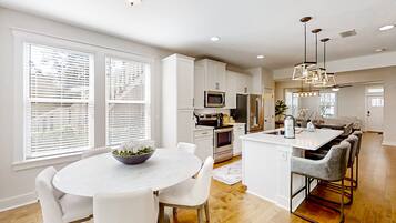 Casa, varias camas, cocina, vistas al mar (Liberty Manor) | Vistas desde la habitación